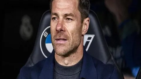 范德法特亚马尔反击：晒照曝光裤子下滑看电视瞬间