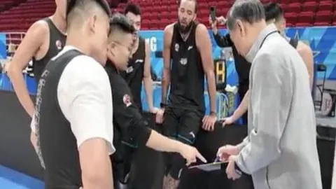 [NBA]琼斯博格丹联手击中底角三分球